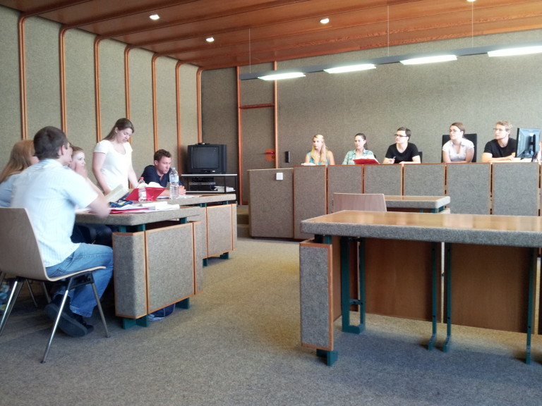 Studierende üben Strafprozess in einem Planspiel im AG Erlangen