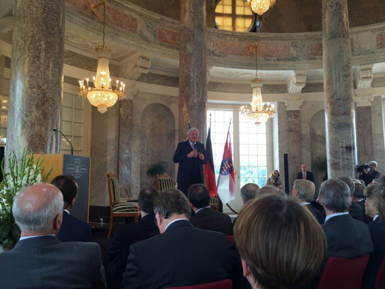 Liber Amicorum für Herbert Landau übergeben