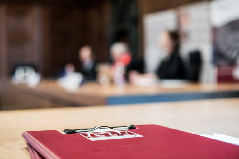 Akte Recht: (Versuchter) Betrug durch Abschluss einer Lebensversicherung; Strafbarkeit wegen Beleidigung eines Richters im Zusammenhang mit Vorwurf der Untreue