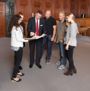 Prof. Dr. Christoph Safferling mit Gruppe Studierender im Schwurgerichtsaal 600 in Nuernberg Foto: Kurt Fuchs