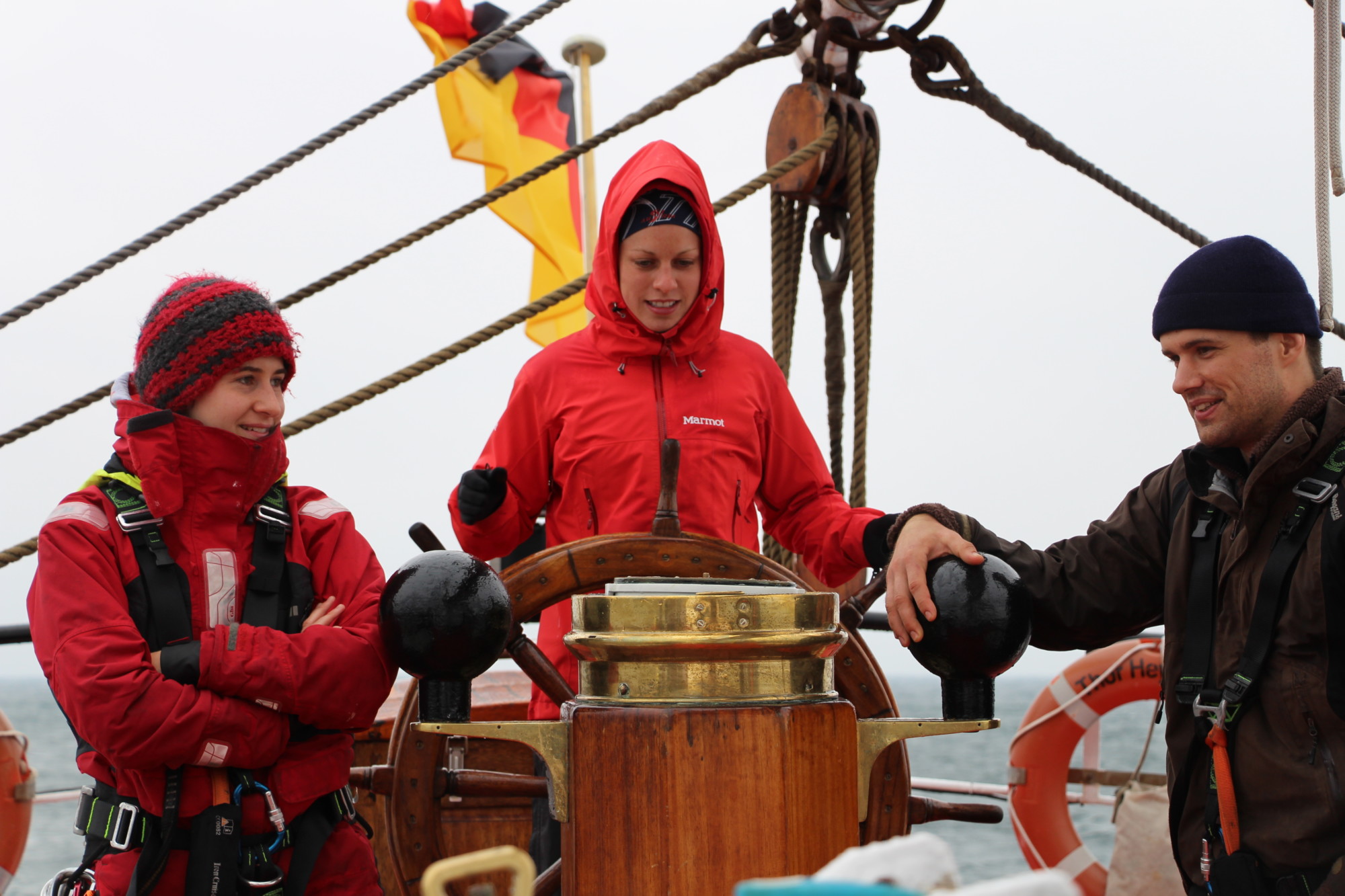Daniela Karst am Ruder der Thor Heyerdahl (Bild: Johanna Grzywotz)