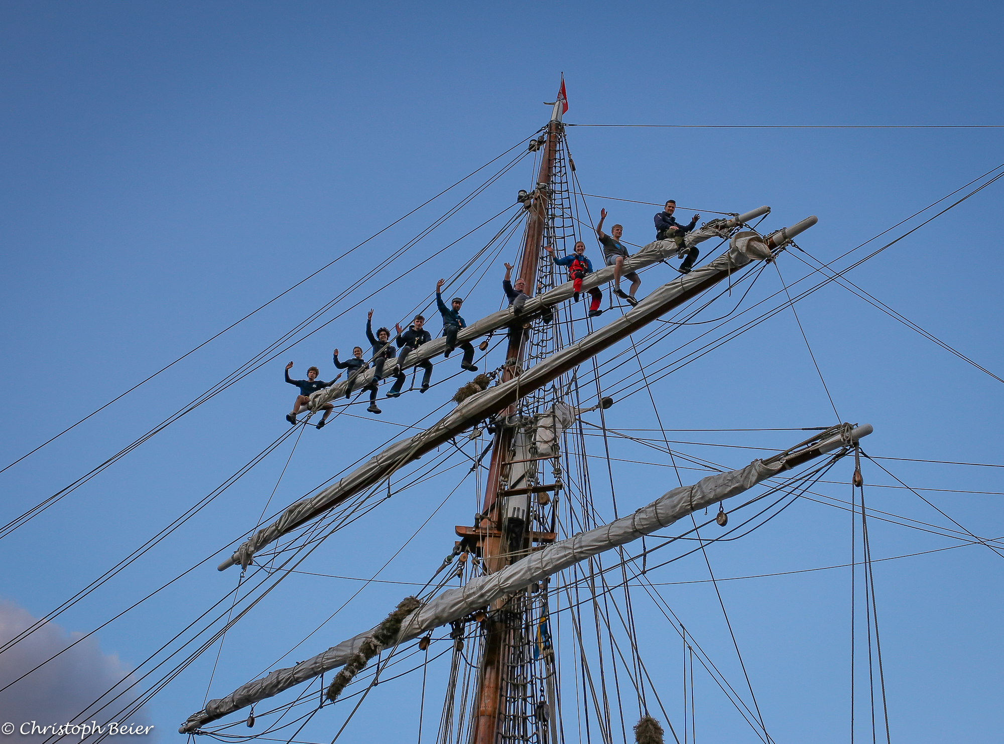 Die Stammcrew nach dem Packen des Segels (Bild: Christoph Beier)