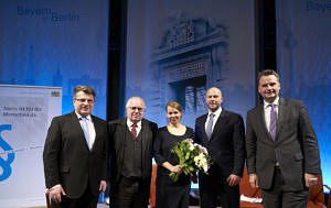 Fünf Teilnehmer der Podiumsdiskussion stehen in einer Reihe