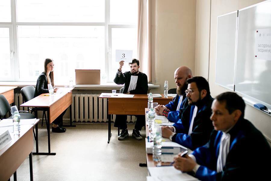 Dr. Gurgen Petrossian auf der Moot Court-Richterbank