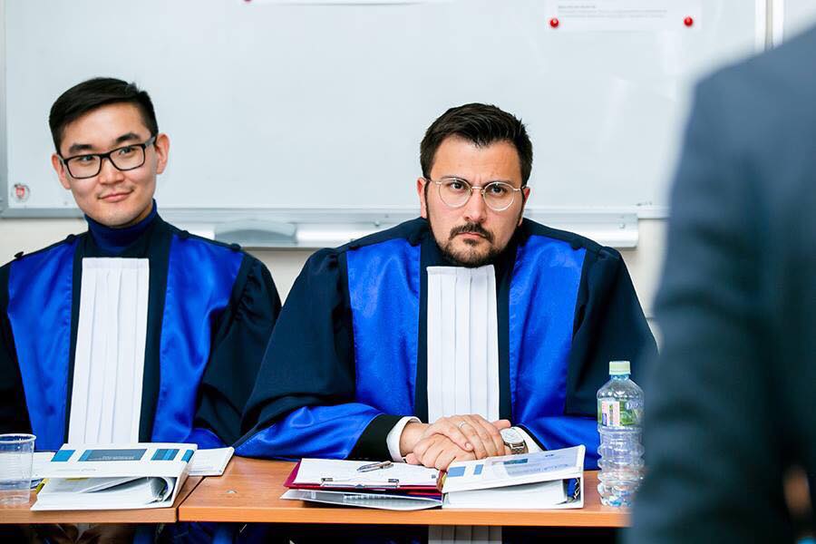 Dr. Gurgen Petrossian auf der Moot Court-Richterbank