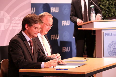 Zum Artikel "Unterzeichnung des Kooperationsvertrages zwischen der Friedrich-Alexander-Universität und der Internationalen Akademie Nürnberger Prinzipien"