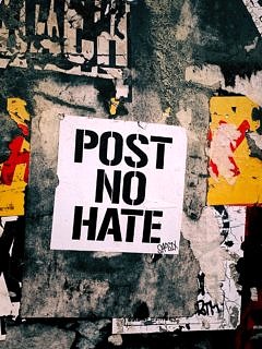 "Post No Hate" von Jon Tyson via unsplash