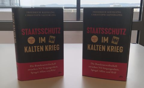 Zum Artikel "Hinweis: PodCast „Die Justizreporter*innen: Bundesanwaltschaft – Nach dem Krieg von Alt-Nazis geprägt“"