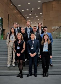 Studierenden-Delegation von der FAU mit Professor Kazushige Doi (Mitte)