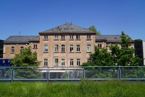 Zum Artikel "Hinweis: Gastbeitrag von Prof. Safferling und Dorothea Rettig „Erinnerung und Mahnung zugleich“ zur Heil- und Pflegeanstalt in Erlangen"